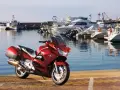 Czerwona Honda ST 1100 w marinie. Czy warto kupić ten motocykl? Zapytaj właściciela, który właśnie wrócił z rejsu.