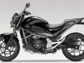 Czarny motocykl Honda NC 700 S. Poznaj jego honda nc 700 dane techniczne i możliwości.