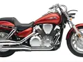 Błyszczący, czerwony motocykl Honda VTX 1300 z chromowanymi elementami i potężnym silnikiem.