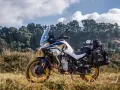 CF Moto 800 z sakwami, gotowy na przygodę. Choć jego możliwości są imponujące, warto znać potencjalne wady.