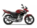 Czerwony motocykl Yamaha YBR 125, z czarnymi akcentami i bagażnikiem. Wady tego modelu to m.in. brak wskaźnika paliwa.