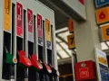 Pistolety na stacji paliw. Widać oznaczenia: 95, Racing 100, Diesel. Tankowanie paliwa 100 to wybór dla wymagających.