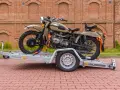 Jak przewieźć motocykl na zwykłej przyczepie? Oto przykład z użyciem pasów transportowych do zabezpieczenia ciężkiego motocykla.