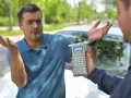 Mężczyzna z niedowierzaniem pyta, ile można mieć promili w Polsce, gdy policjant pokazuje mu alkomat.
