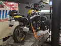 Żółto-czarne konie mechaniczne na hamowni, gotowe do testów.