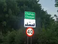 Znak d42: Chatupe Chalëpe, zarys zabudowań i ograniczenie prędkości do 40 km/h.
