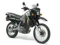 Motocykl Kawasaki KLX 650 w kolorze srebrno-czarnym, gotowy na przygodę.