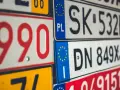 Kolekcja tablic rejestracyjnych, w tym polska PL i słowacka SK. Marzenie o rejestracji motocykla z Francji czeka na realizację.