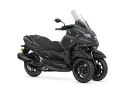 Trójkołowy skuter Yamaha Tricity 300 w ciemnoszarym kolorze, gotowy do osiągnięcia swojej prędkości maksymalnej.