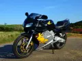 Czarny motocykl Honda NSR 125 z żółtymi akcentami, idealny do poznania jego honda nsr 125 dane techniczne.