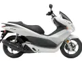 Biały skuter Honda PCX. Zastanawiasz się, ile pali motor? Ten model jest znany z oszczędności.