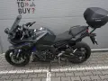Ciemnoszary motocykl Yamaha Fazer 800 z kufrem SH39, gotowy na przygodę.