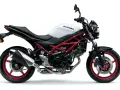 Biały Suzuki SV 650 z czerwonym stelażem. Sprawdź, jaka jest wysokość siedzenia, by poczuć wolność na drodze.