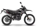 Czarny motocykl Aprilia RX 125 z terenowymi oponami. Sprawdź aprilia rx 125 dane techniczne, by poznać jego możliwości.