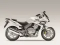 Srebrny motocykl Honda CBF 1000, idealny do turystyki. Sprawdź honda cbf 1000 dane techniczne.