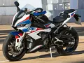Sportowy motocykl BMW S1000RR w biało-niebiesko-czerwonych barwach. Sprawdź aktualną bmw s1000rr cena i specyfikację.