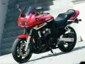 Czerwony motocykl Yamaha Fazer z czarnym siedzeniem i detalami, gotowy do jazdy.