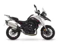Biały motocykl turystyczny Benelli TRK 702 z czarnymi i czerwonymi akcentami. Sprawdź atrakcyjną benelli trk 702 cena!