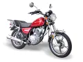 Czerwony motocykl Benyco BR125, gotowy do jazdy. Jego silnik jest jak precyzyjny niutonometr, odmierzający moc.