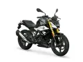 Stylowy motocykl BMW G 310 R w czarno-białej kolorystyce, gotowy na miejskie przygody.