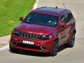 Czerwony Jeep Grand Cherokee na torze. Zastanawiasz się, ile kosztuje personalizowana rejestracja, gdy widzisz tablicę S1 LNY?