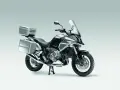 Srebrny motocykl Honda Crosstourer z kuframi, gotowy na dalekie podróże.
