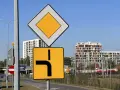 Znak drogowy "droga z pierwszeństwem przejazdu" informuje o możliwości skrętu w lewo lub jazdy prosto.