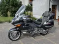 Ciemnoszary motocykl BMW K1200LT z dużym wiatrochronem i wygodnym siedzeniem, gotowy na podróż przez Polskę.