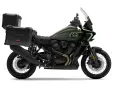 Zielony motocykl Harley Pan America z czarnymi kuframi, gotowy na przygodę.