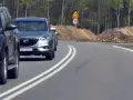 Kierowca próbuje wyprzedzanie na podwójnej ciągłej, ignorując znak ograniczenia prędkości do 70 km/h i ostrzeżenie o dzikich zwierzętach.