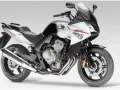 Sportowy motocykl Honda CBF 600 w kolorze biało-czarnym. Jego waga jest optymalna do zwinnego manewrowania.