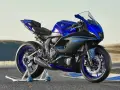 Niebieski motocykl sportowy Yamaha R7 na stojaku, gotowy do jazdy. Dane techniczne tego modelu zachwycają.