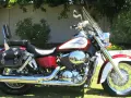 Honda Shadow 750 wady i zalety: stylowy cruiser z wygodnym siedzeniem i sakwami. Idealny na spokojne przejażdżki.