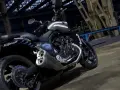 Potężny motocykl Yamaha V-Max 1700 z chromowanymi elementami, stojący w industrialnym wnętrzu.