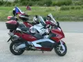 Motocykle czekają na podróż przez przełęcz wyżniańską. Na jednym z nich powiewa polska flaga.