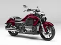 Potężna, bordowa Honda Valkyrie 1800 z chromowanymi detalami, gotowa na długie trasy.