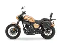 Złoty Romet Soft Chopper 125 z czarnymi sakwami i oparciem. Dane techniczne tego choppera zachęcają do podróży.