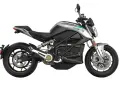 Srebrno-czarny motocykl elektryczny Zero S. Nowoczesny design, brak spalin, zero s cena.