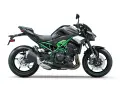 Czarny motocykl Kawasaki Z900 z zielonym stelażem i akcentami. Potężna maszyna gotowa na przygodę.