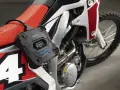 Urządzenie diagnostyczne TEXA TXT2 podłączone do motocykla, sprawdzające, czy jest **brak iskry**.
