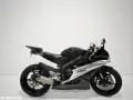 Czarny motocykl Yamaha R6 z silnikiem rzędowa 6, gotowy do jazdy po torze.