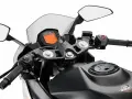 Widok na kierownicę motocykla KTM z cyfrowym wyświetlaczem, lusterkami i uchwytem.
