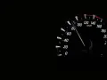 Przekroczenie prędkości o 20 km/h to 2 punkty karne. Prędkościomierz pokazuje 100 km/h.