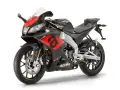 Sportowy motocykl Aprilia RS4 w czarno-czerwonej kolorystyce, gotowy do wyścigów.