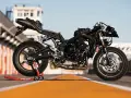 Motocykl Triumph Daytona 675 bez owiewek na torze wyścigowym. Dane techniczne tego sportowego jednośladu są imponujące.