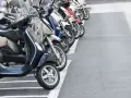 Co grozi za jazdę motorowerem bez uprawnień? Kary, sąd, regres!