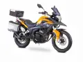 Pomarańczowy motocykl Romet ADV 250 z kuframi, gotowy na przygodę. Sprawdź romet adv 250 dane techniczne.