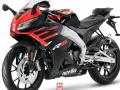 Sportowy motocykl Aprilia RS 125 w czerwono-czarnych barwach. To najmocniejszy motocykl na kat B, idealny dla początkujących kierowców.
