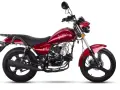 Czerwony Junak 902, klasyczny motocykl. Choć ma swoje wady, jego styl przyciąga wzrok.