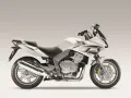 Srebrny motocykl Honda CBF 1000 z czarnym siedzeniem i detalami.
